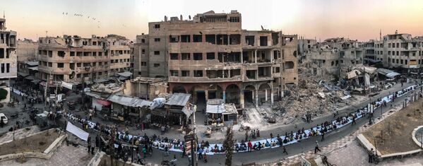 صورة بعنوان Iftar Amongst the Ruins، للمصور محمد بدرة، الحائزة على المركز الأول في فئة الأخبار - سبوتنيك عربي