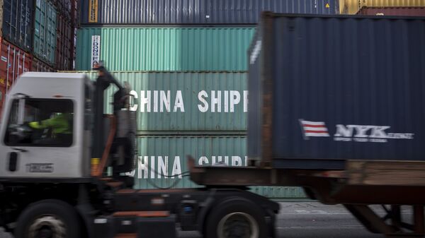 عبور شاحنة محملة بحاويات شحن صينية بطول 40 قدم في ميناء سافانا بولاية جورجيا. - سبوتنيك عربي