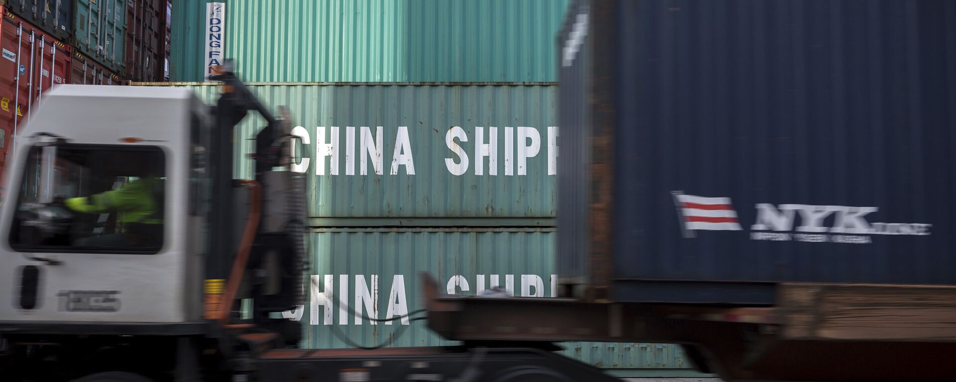 عبور شاحنة محملة بحاويات شحن صينية بطول 40 قدم في ميناء سافانا بولاية جورجيا. - سبوتنيك عربي, 1920, 07.12.2021