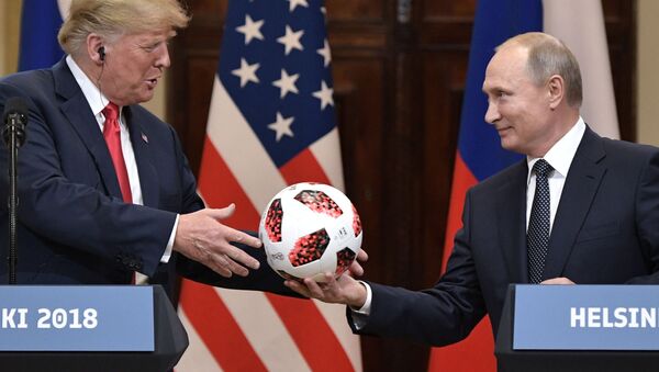 الرئيس الروسي فلاديمير بوتين يهدي الرئيس الأمريكي دونالد ترامب كرة القدم روسيا 2018 خلال قمة هلسنكي - سبوتنيك عربي
