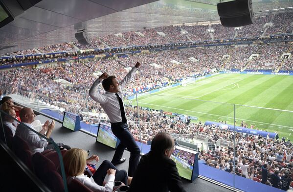الرئيس الفرنسي يبدي فرحه بفوز المنتخب الفرنسي ضد نظيره الكرواتي، في المباراة النهائية بملعب لوجنيكي بموسكو - سبوتنيك عربي