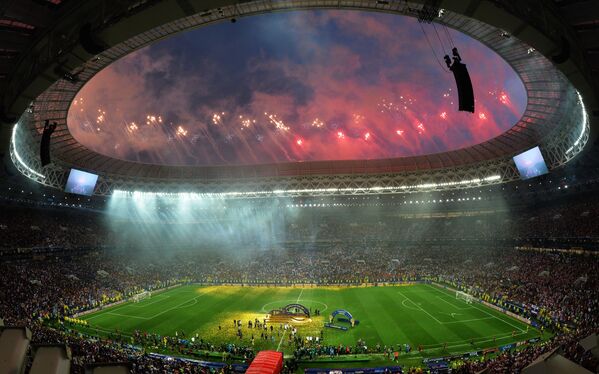 ألعاب نارية بمناسبة ختام بطولة كأس العالم فيفا لكرة القدم روسيا 2018 في ملعب لوجنيكي في موسكو - سبوتنيك عربي