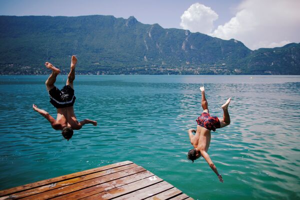 صبيان يقفزون إلى مياه بحيرة بورجيت، فرنسا 16 يوليو/ تموز 2018 - سبوتنيك عربي