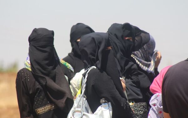 خروج المسلحين مع عائلاتهم من بلدة محجة شمالي محافظة درعا - سبوتنيك عربي