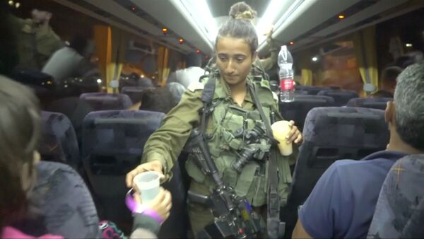 جندية إسرائيلية توزع الماء على أعضاء الخوذ البيضاء في الباصات عند خروجهم من سوريا - سبوتنيك عربي