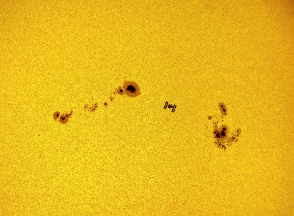 صورة بعنوان ISS sunspots (clip)، للمصور داني كاكسيت - سبوتنيك عربي