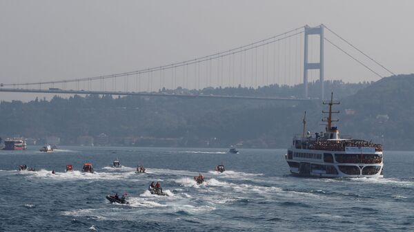 المشاركون في مسابقة للسابحة عبر مضيق البوسفور (Bosporus Cross-Continental Swimming Race) في إسطنبول، تركيا 22 يوليو/ تموز 2018 - سبوتنيك عربي