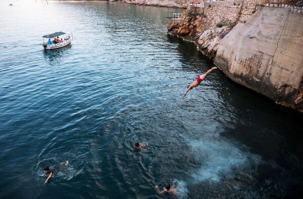 أطفال يقفزون إلى مياه البحر في بالاكلافا، القرم - سبوتنيك عربي