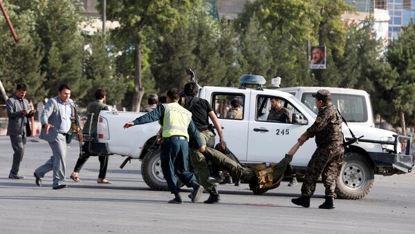 Afghan policemen carry a wounded man at the site of a blast in Kabul, Afghanistan, July 22, 2018 - سبوتنيك عربي