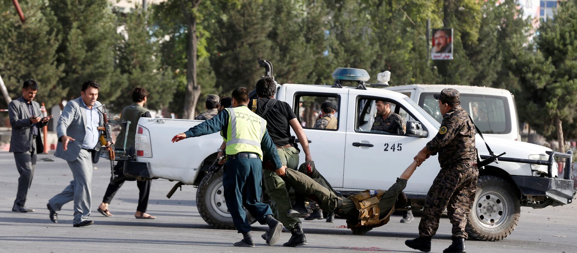 الشرطة الإفغانية تحمل جريح من موقع انفجار في كابول، 22 يوليو/تموز 2018 - سبوتنيك عربي, 1920, 31.07.2020