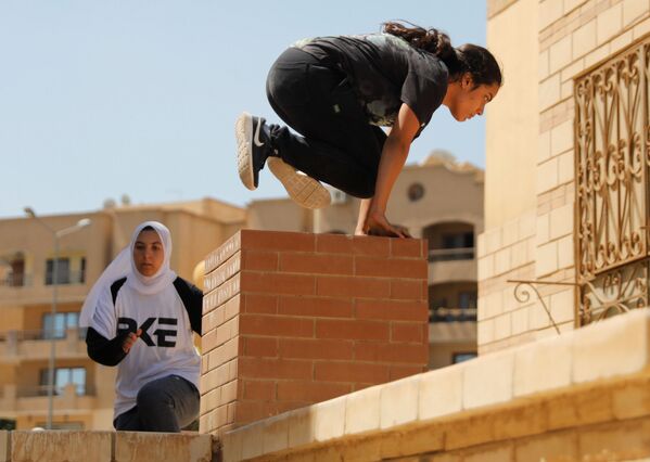 فتيات مصريات يستعرضن مهارات باركور في ضواحي القاهرة، مصر 20 يوليو/ تموز 2018 - سبوتنيك عربي