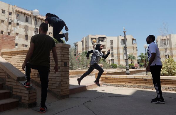 فتيات مصريات يستعرضن مهارات باركور في ضواحي القاهرة، مصر 20 يوليو/ تموز 2018 - سبوتنيك عربي