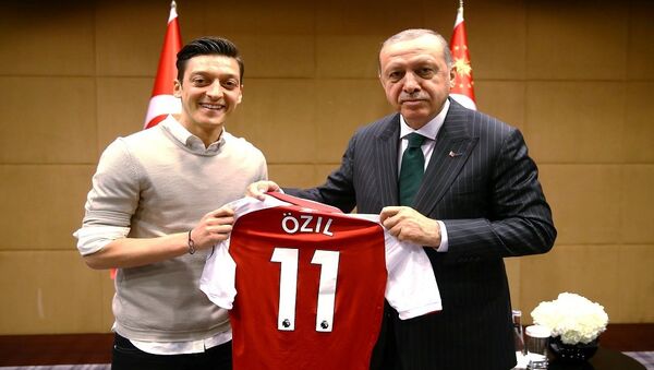 اللاعب الألماني مسعود أوزيل مع الرئيس التركي رجب طيب أردوغان - سبوتنيك عربي