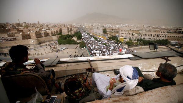 أنصار الله أمام مسيرة داعمة في العاصمة اليمنية صنعاء - سبوتنيك عربي