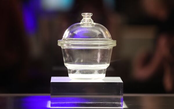 قارورة الزجاج المستخدمة في أول عملية التلقيح الاصطناعي قبل 40 عاما المتواجد في متحف العلوم في لندن - سبوتنيك عربي