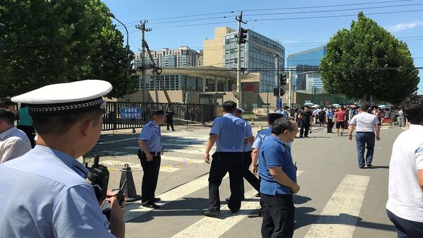 الشرطة الصينية أثناء انفجار قرب السفارة الأمريكية في بكين - سبوتنيك عربي