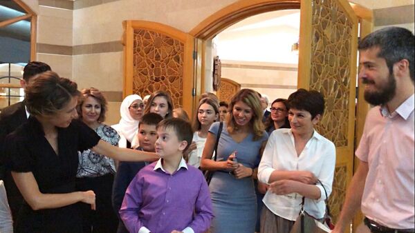 عقيلة الرئيس السوري أسماء الأسد تلتقي بعائلات الضباط الروس الذين لقوا حتفهم في سوريا - سبوتنيك عربي