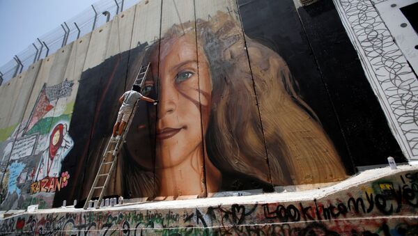 الأيقونة الفلسطينية عهد التميمي تظهر على الجدار الفاصل في بيت لحم - سبوتنيك عربي