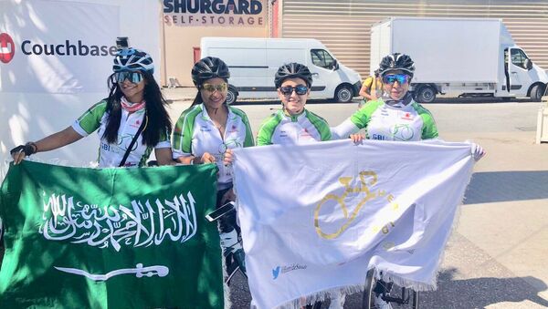 شباب وشابات سعوديين يتحدثون عن ركوب الدراجات - سبوتنيك عربي