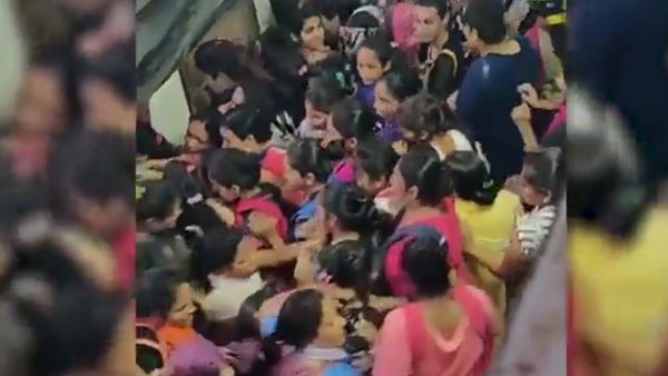 آلاف الأشخاص يسحقون بعضهم في مترو بالهند - سبوتنيك عربي