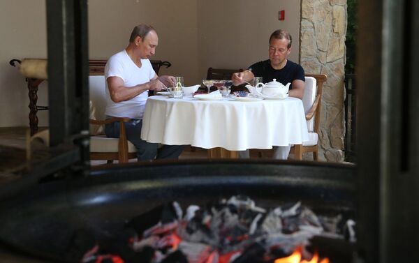 الرئيس الروسي فلاديمير بوتين ورئيس الوزراء دميتري ميدفيديف يتناولان طعام الإفطار - سبوتنيك عربي