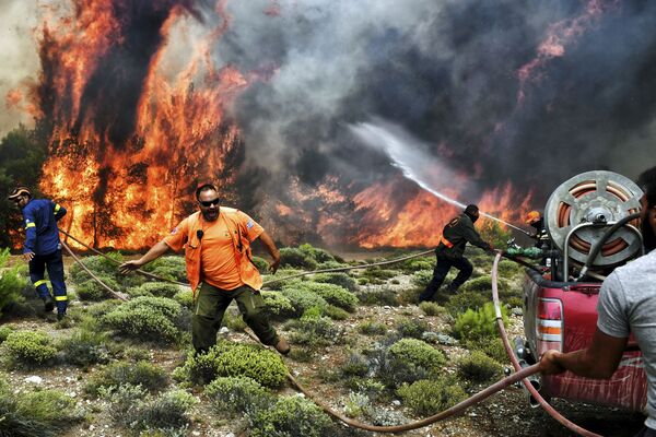 إطفاء الحريق في قرية كينيات، بالقرب من أثينا 24 يوليو/ تموز 2018 - سبوتنيك عربي