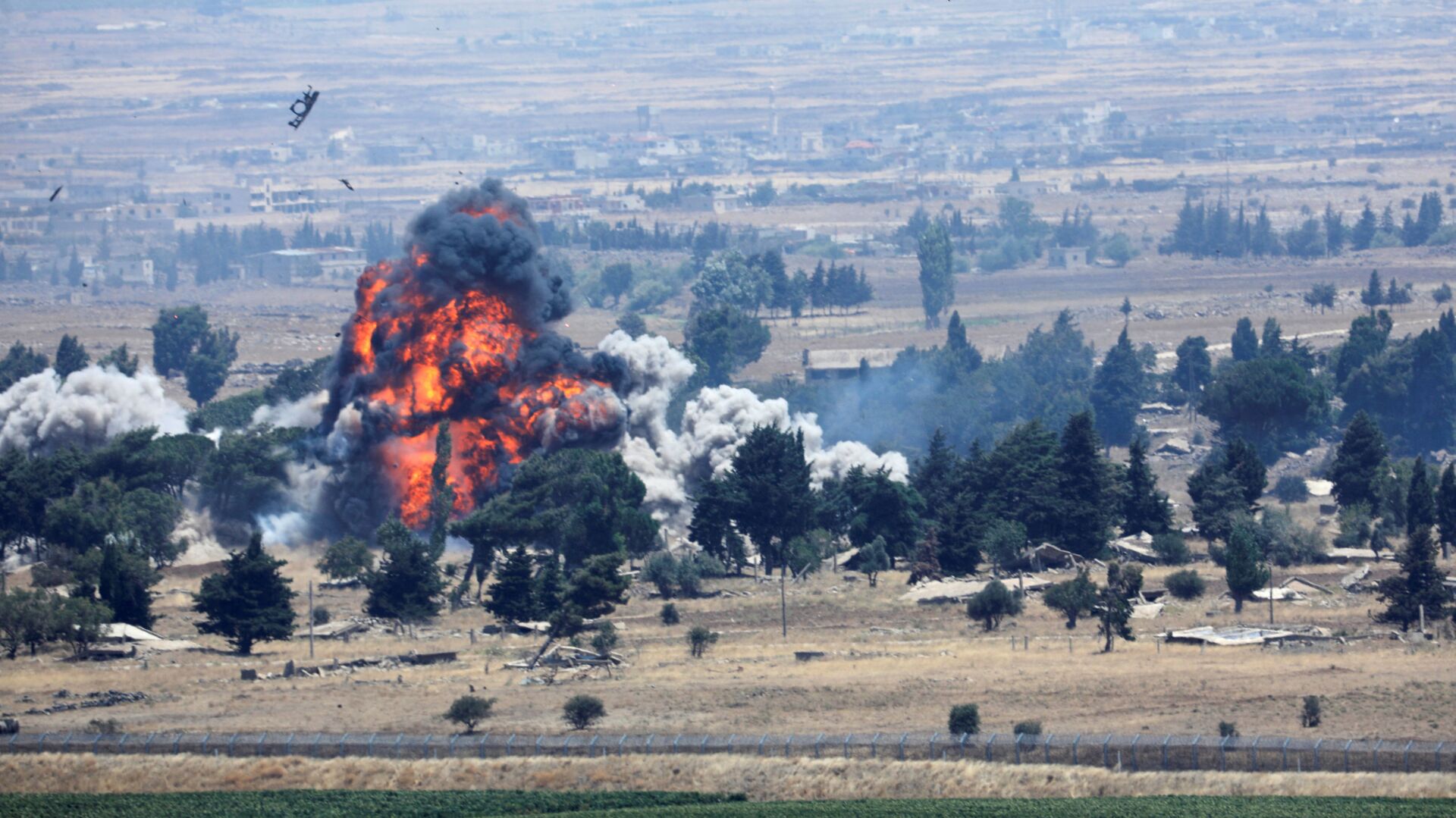 انفجار في القنيطرة على الحدود السورية الإسرائيلية، سوريا 22 يوليو/ تموز 2018 - سبوتنيك عربي, 1920, 05.05.2021