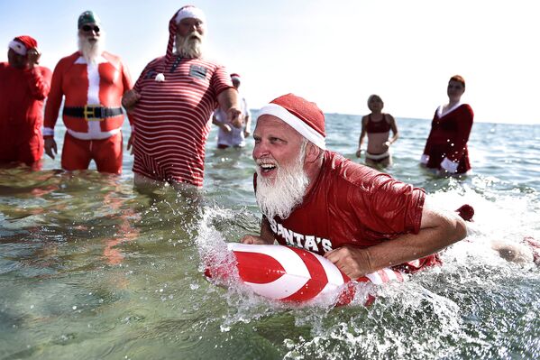 أشخاص يرتدون زي بابا نويل يشاركون في مسابقة للسباحة  سانتا كلوز العالمي على شاطئ بيليفو بالقرب من كوبنهاجن، كلامنبورغ، الدنمارك 24 يوليو/ تموز 2018 - سبوتنيك عربي