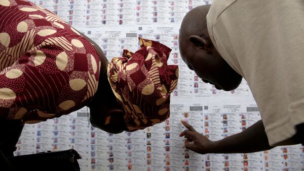 أشخاص يبحوث عن أسمائهم في القائمة الانتخابية في مركز الاقتراع في لافيابوغو، باماكو، مالي 23 يلويو/ تموز 2018 - سبوتنيك عربي