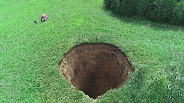 حفرة أسطوانية ضخمة، قطرها 32 متراً، وعمقها 50 متراً، في حقل للمزارعين في منطقة شاتكوفسكي في منطقة نيجني نوفغورود، روسيا - سبوتنيك عربي