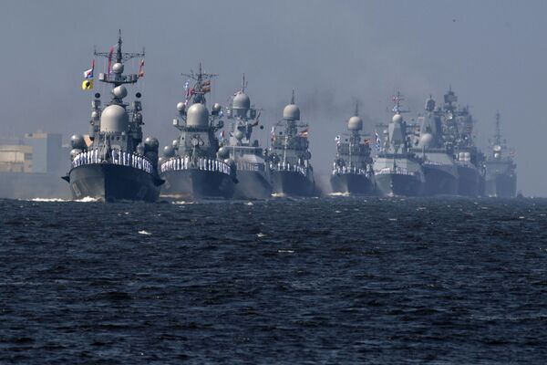 سفن البحرية الروسية في أول بروفة للعرض العسكري البحري تكريما ليوم البحرية في كرونشتادت، سان بطرسبورغ، روسيا - سبوتنيك عربي