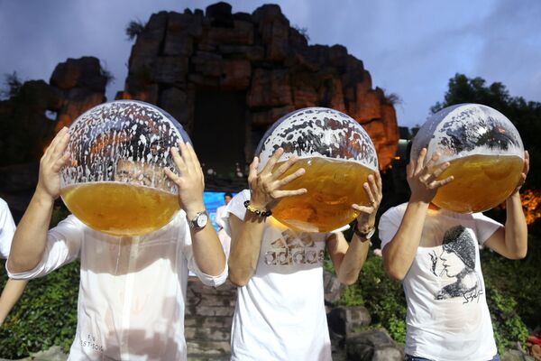مسابقة شرب البيرة من أحواض السمك في هانغتشو، الصين 21 يوليو/ تموز 2018 - سبوتنيك عربي
