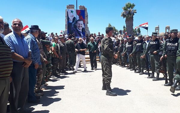 الجيش السوري يحتفل مع الأهالي برفع العلم فوق مدينة القنيطرة - سبوتنيك عربي