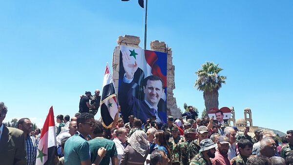 الجيش السوري يحتفل مع الأهالي برفع العلم فوق مدينة القنيطرة - سبوتنيك عربي