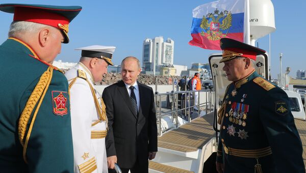 بوتين خلال العرض العسكري بمناسبة عيد البحرية الروسية في سان بطرسبورغ - سبوتنيك عربي