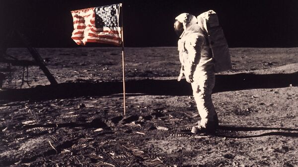 نيل أرمسترونج على سطح القمر - سبوتنيك عربي