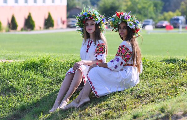 فتيات خلال مراسم الاحتفال بيوم إيفان كوبالا في بلدة كويبيشيفو في حي باختشيسرايسك - سبوتنيك عربي