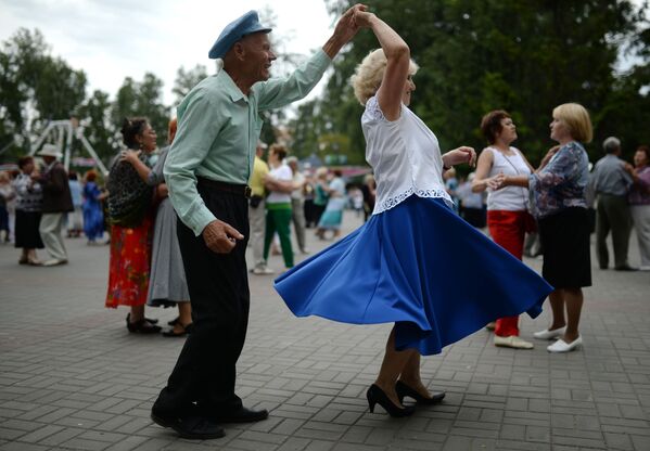 كبار السن يرقصون في حديقة بيريزوفايا روشا في نوفوسيبيرسك الروسية - سبوتنيك عربي