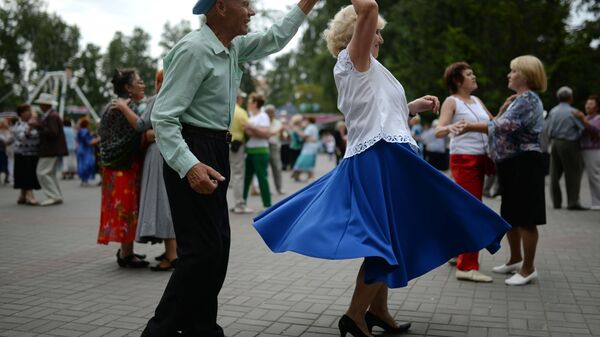 كبار السن يرقصون في حديقة بيريزوفايا روشا في نوفوسيبيرسك الروسية - سبوتنيك عربي