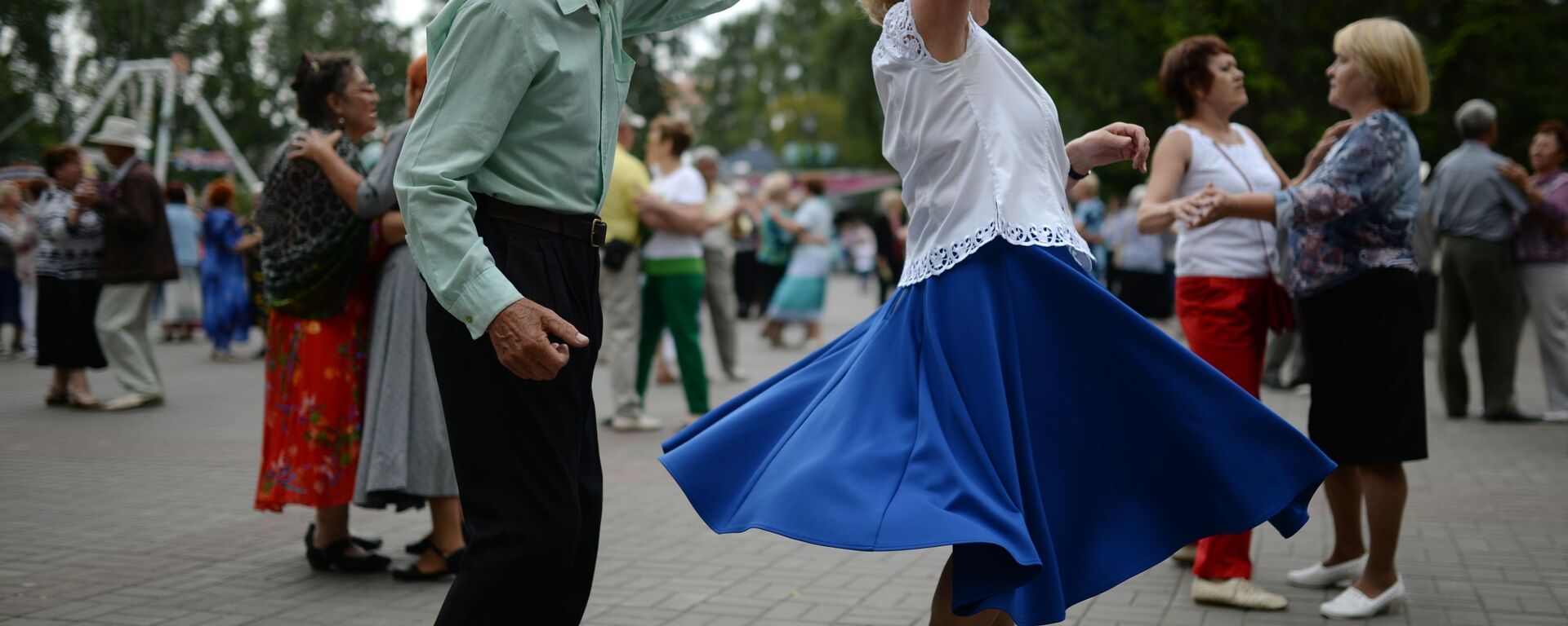 كبار السن يرقصون في حديقة بيريزوفايا روشا في نوفوسيبيرسك الروسية - سبوتنيك عربي, 1920, 02.10.2021