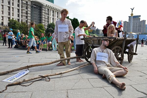 مشاركون في حملة اجتماعية وإعلامية لمكافحة الاتجار بالبشر في كييف، أوكرانيا - سبوتنيك عربي