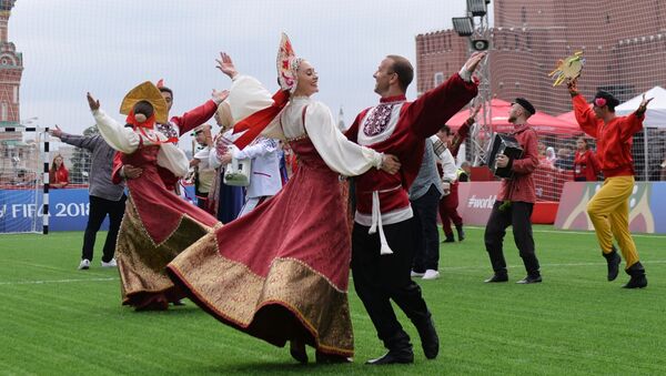 فرقة شعبية روسية على الساحة الحمراء في موسكو - سبوتنيك عربي