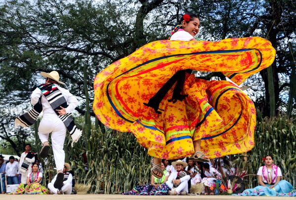أداء الراقصين الإقليييين في مهرجان غويلاغويتزا في أواكساكا، المكسيك 30 يوليو/ تموز 2018 - سبوتنيك عربي