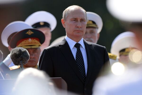 الرئيس الروسي فلاديمير بوتين يحضر العرض العسكري البحري في سان بطرسبورغ بمناسبة يوم البحرية الروسية، 29 يوليو/ تمو 2018 - سبوتنيك عربي