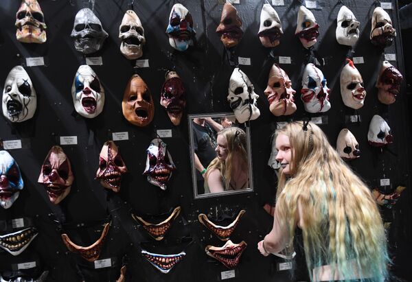 فعالية Midsummer Scream Horror Convention لصناعة الأقنعة بمناسبة الهولوين في لونغ بيتش، كاليفورنيا 29 يوليو/ تموز 2018 - سبوتنيك عربي