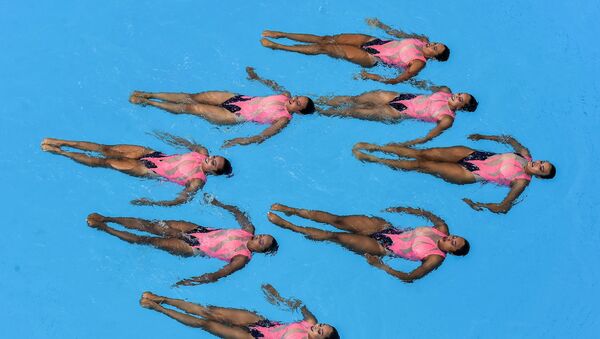 فريق السباحة الإيقاعية الكولومبي في ألعاب أمريكا الوسطى ومنطقة البحر الكاريبي في مدينة بارانكويلا، 30 يوليو/ تموز 2018 - سبوتنيك عربي