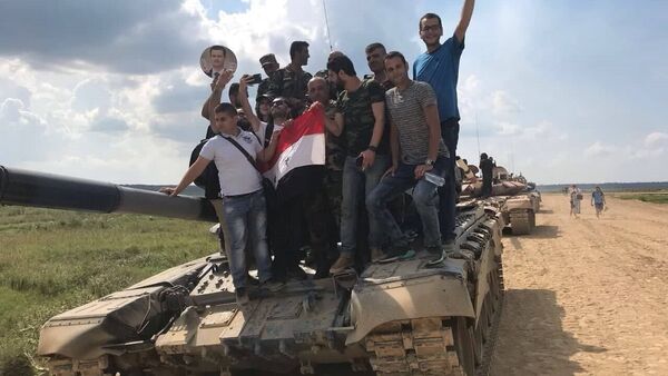 جالية سورية على ظهر إحدى الدبابات السورية المشاركة في سباق بياتلون الدبابات بدورة الألعاب العسكرية في موسكو - سبوتنيك عربي