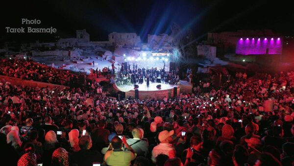 بين الجمهور في حفل ميادة الحناوي في حلب - سبوتنيك عربي