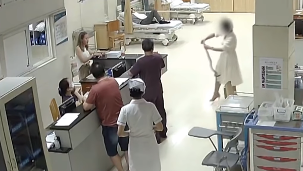 ثعبان يفترس يد فتاة ويظل متعلقا بها حتى وصولها إلى المشفى - سبوتنيك عربي