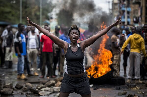 صورة بعنوان أعمال شغب في كينيا بعد الانتخابات، للمصور الإسباني لويس تاتو، الحاصلة على المركز الأول في فئة التصوير الأخبار الرئيسية. سلسلة صور - سبوتنيك عربي